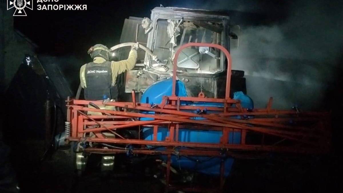 Рятувальники ДСНС ліквідовують пожежі у Запорізькому районі після обстрілів