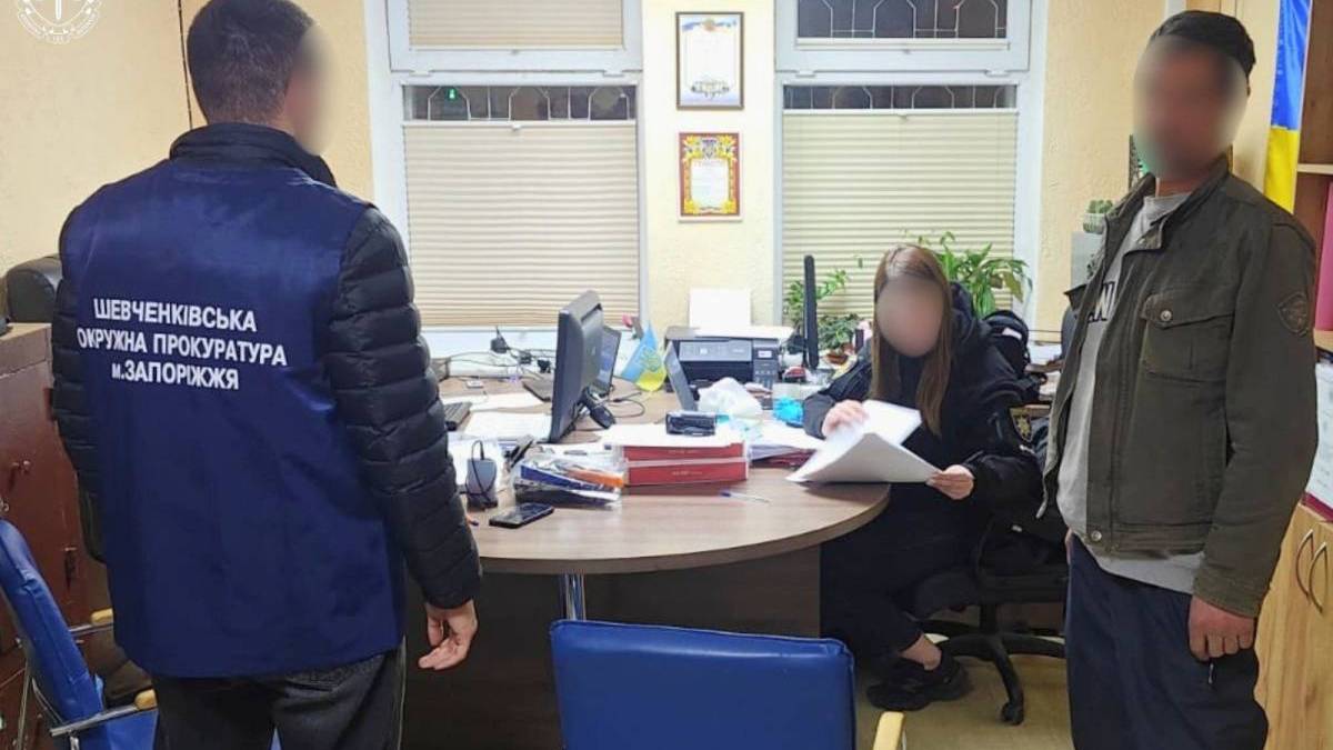 Поліцейські під час затримання підозрюваного у продажу зброї в Запоріжжі