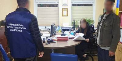 Поліцейські під час затримання підозрюваного у продажу зброї в Запоріжжі
