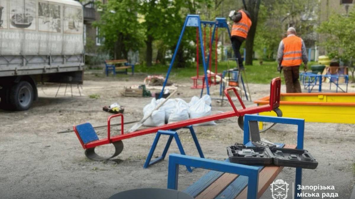 У Запоріжжі відновлюють дитячий майданчик, зруйнований вибухом «шахеда»