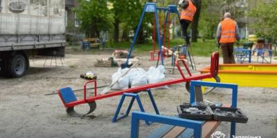 У Запоріжжі відновлюють дитячий майданчик, зруйнований вибухом «шахеда»