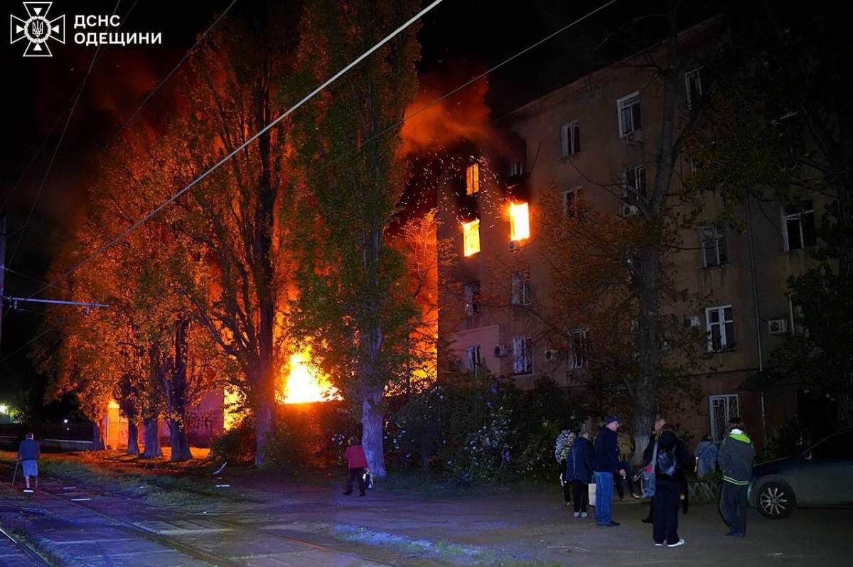 Пошкоджена багатоповерхівка в Одесі після масованої атаки рф — рятувальники на місці події. ДСНС України