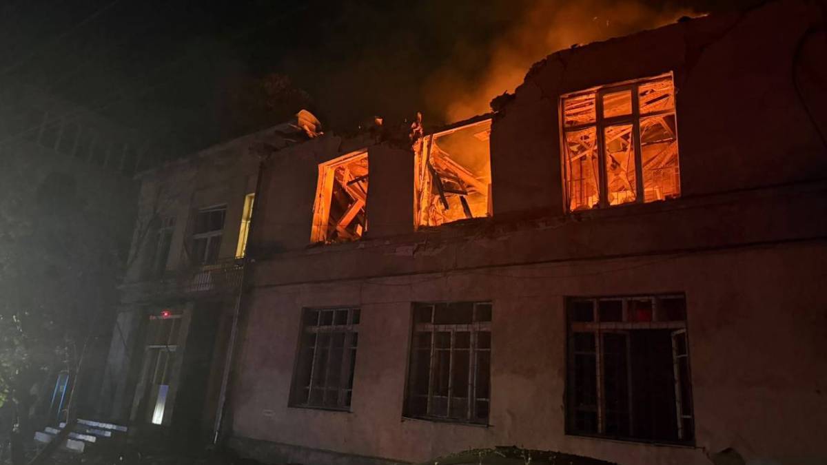 Пошкоджена багатоповерхівка в Одесі після масованої атаки рф — рятувальники на місці події