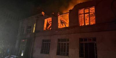 Пошкоджена багатоповерхівка в Одесі після масованої атаки рф — рятувальники на місці події