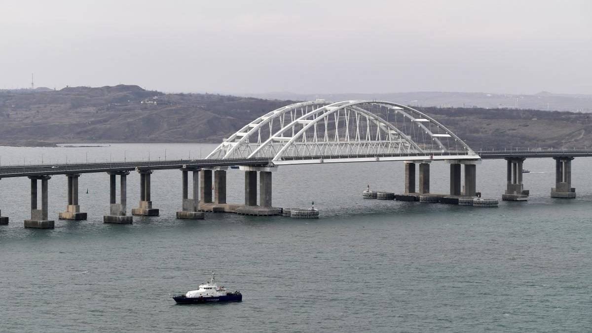 ВМС України уразили два російські катери, які охороняли Керченський міст