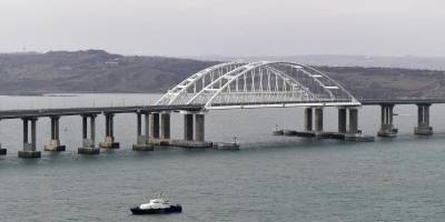 ВМС України уразили два російські катери, які охороняли Керченський міст
