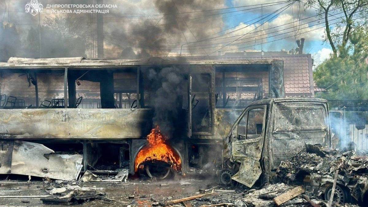 Знищені автомобілі та пошкоджений будинок у Дніпровському районі