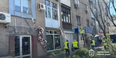 Демонтаж незаконної рекламної конструкції на фасаді будівлі в Запоріжжі, 2026 рік