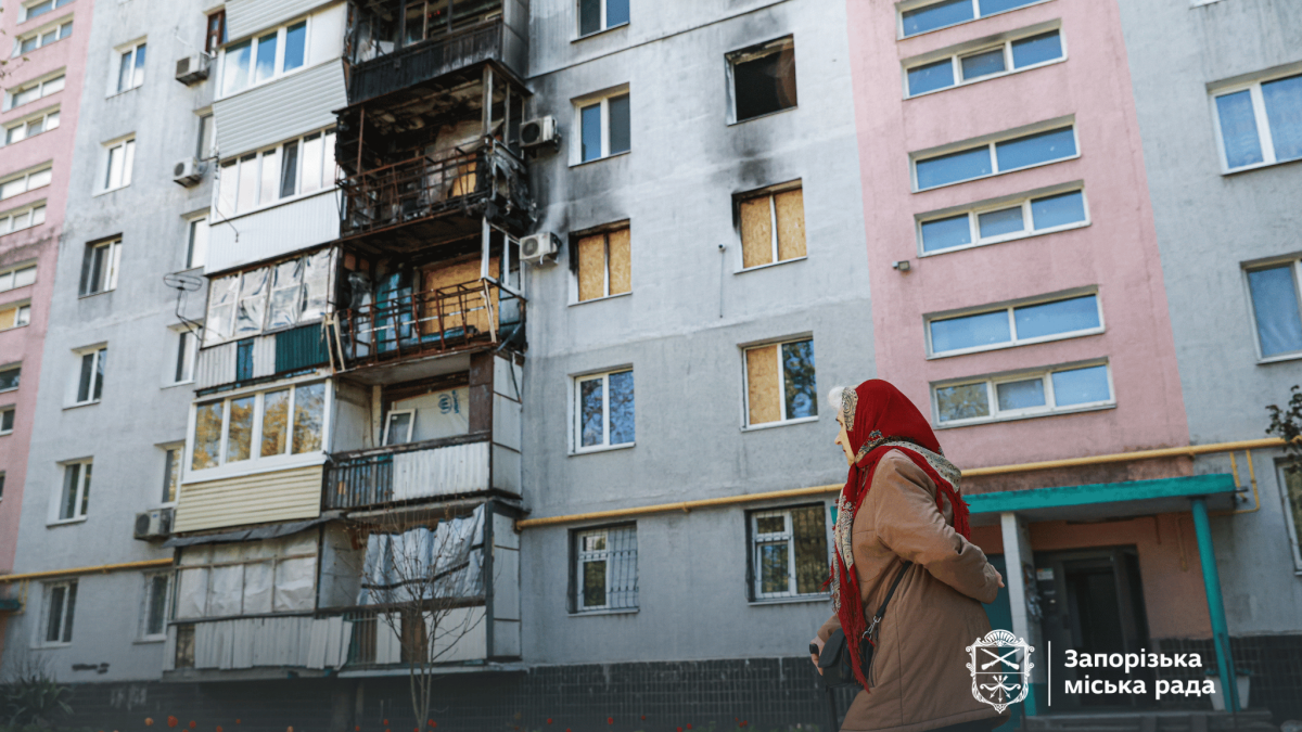 Відновлення пошкодженого будинку у Запоріжжі після обстрілу рф