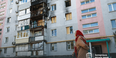 Відновлення пошкодженого будинку у Запоріжжі після обстрілу рф