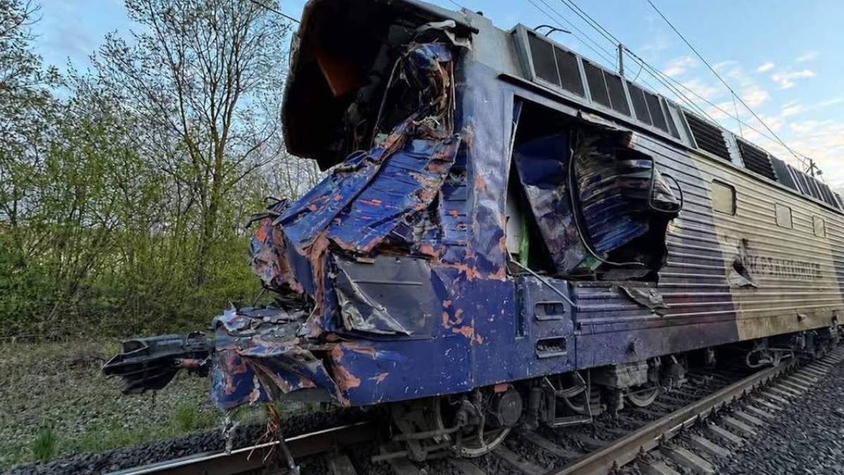 На Львівщині потяг зіштовхнувся з автокраном на переїзді: Машиніст загинув, двоє постраждалих