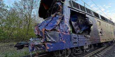 На Львівщині потяг зіштовхнувся з автокраном на переїзді: Машиніст загинув, двоє постраждалих