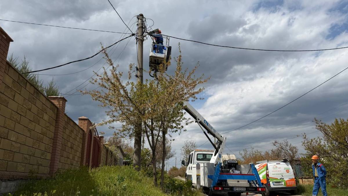 Енергетики ремонтують пошкоджену повітряну лінію у Запорізькій області