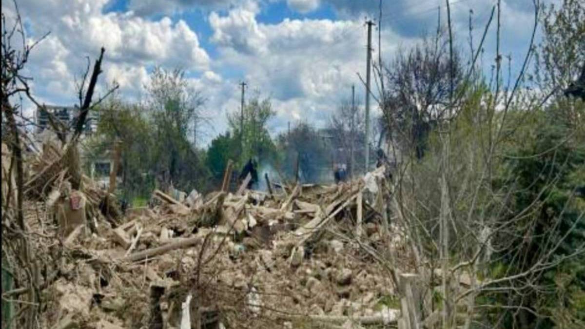 Зруйновані приватні будинки в Новоолександрівці після удару керованими авіабомбами по Запорізькому району