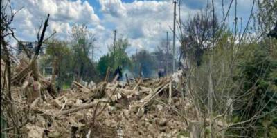 Зруйновані приватні будинки в Новоолександрівці після удару керованими авіабомбами по Запорізькому району