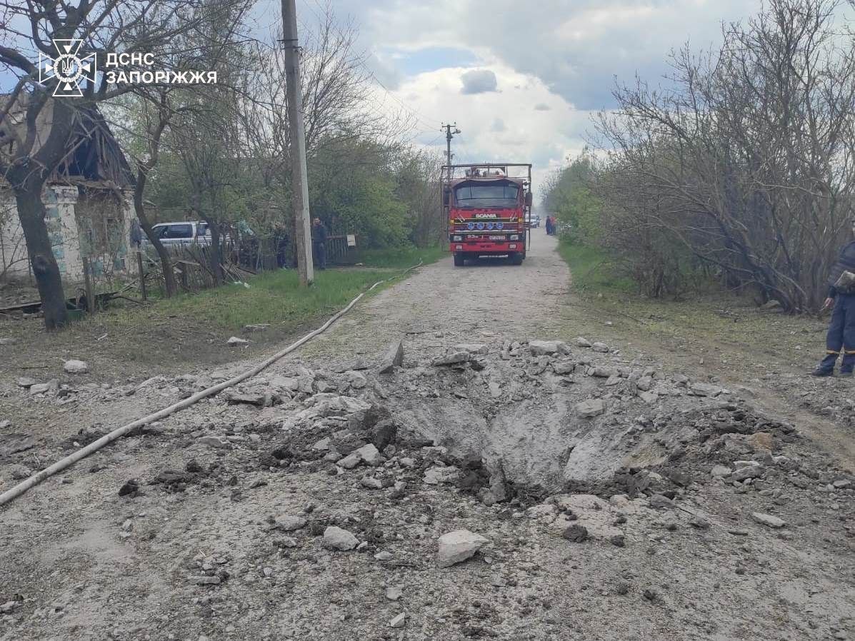 Последствия российского авиаудара по жилому дому в Запорожской области 2 мая 2026 года