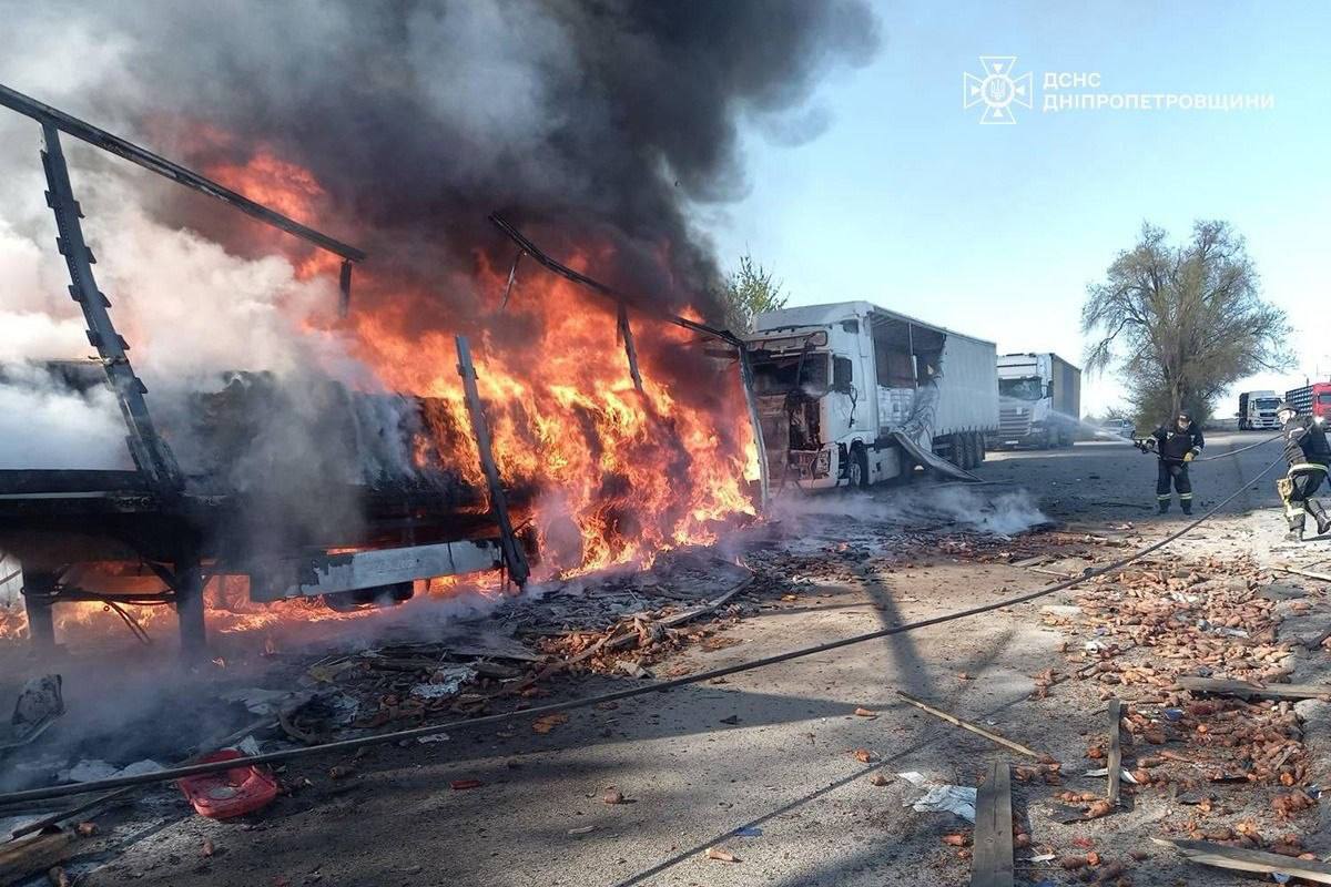 Пошкоджений автобус біля АЗС у Криничанській громаді після удару дрона рф 3 травня 