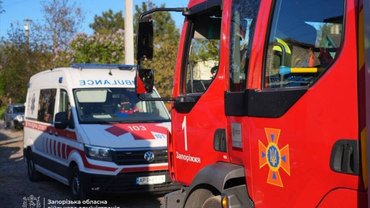 Наслідки атаки російських дронів на Запоріжжя — пожежа у гаражних приміщеннях