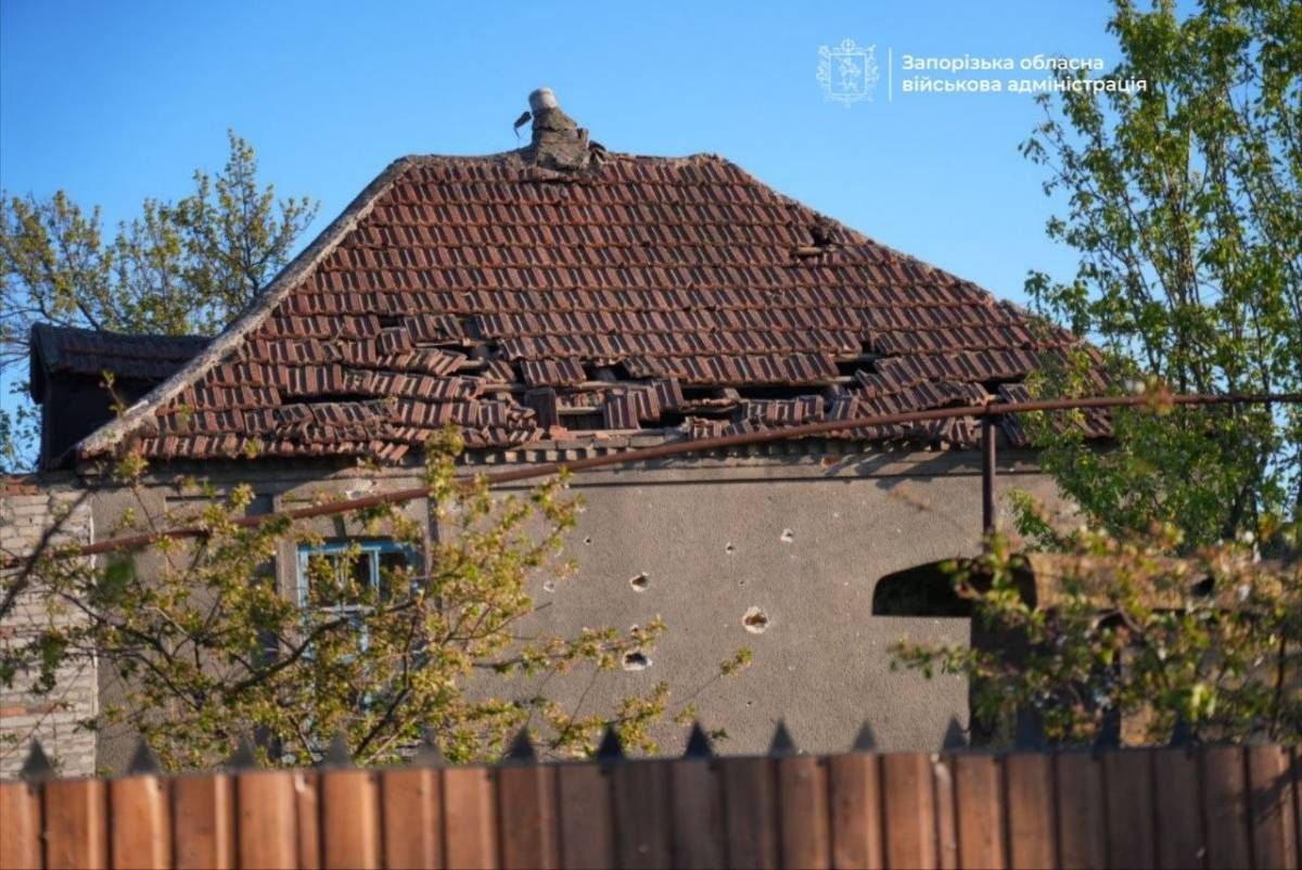 Наслідки атаки російських дронів на Запоріжжя — пожежа у гаражних приміщеннях
