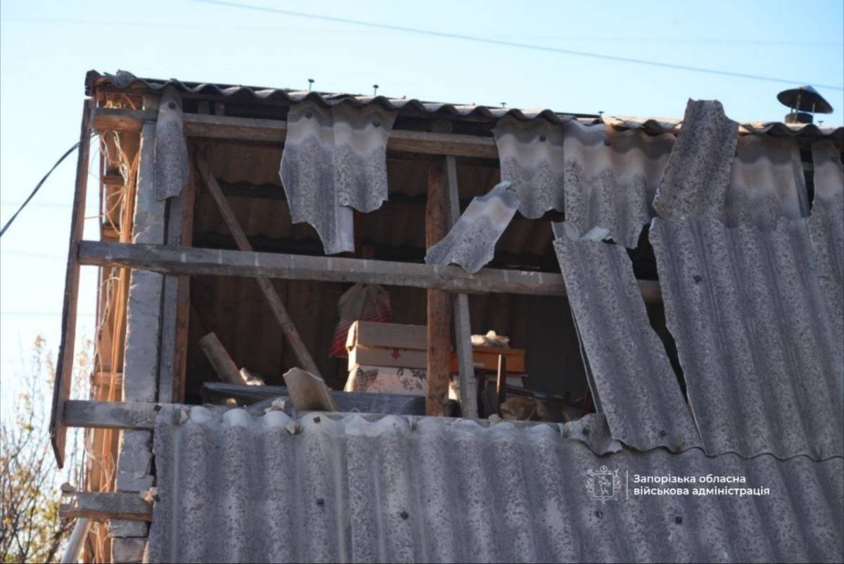 Наслідки атаки російських дронів на Запоріжжя — пожежа у гаражних приміщеннях