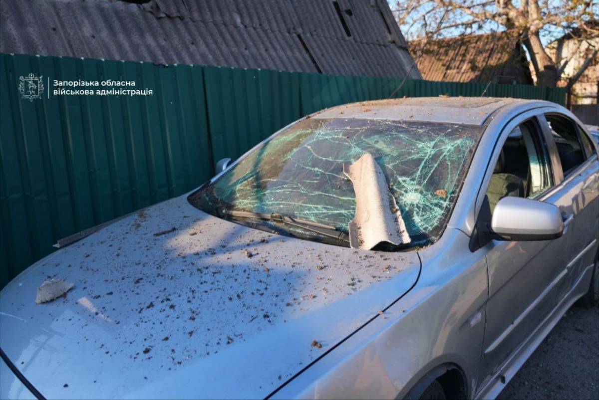 Наслідки атаки російських дронів на Запоріжжя — пожежа у гаражних приміщеннях