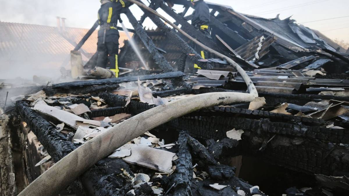 Рятувальники гасять пожежу в житловому будинку у Запоріжжі 3 травня 2025 року