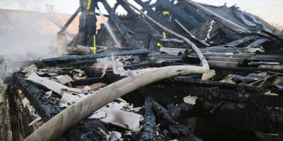 Рятувальники гасять пожежу в житловому будинку у Запоріжжі 3 травня 2025 року