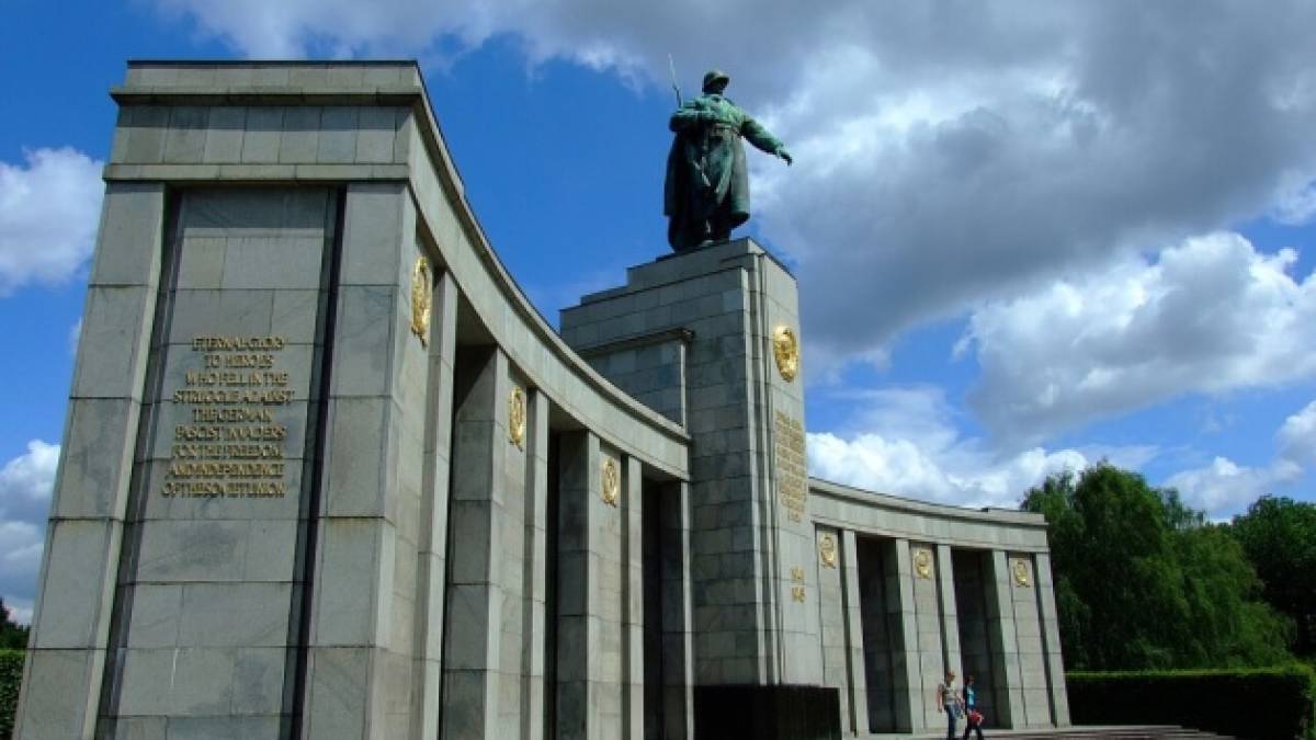 Берлін планує заборонити радянські, російські і білоруські прапори 8 та 9 травня