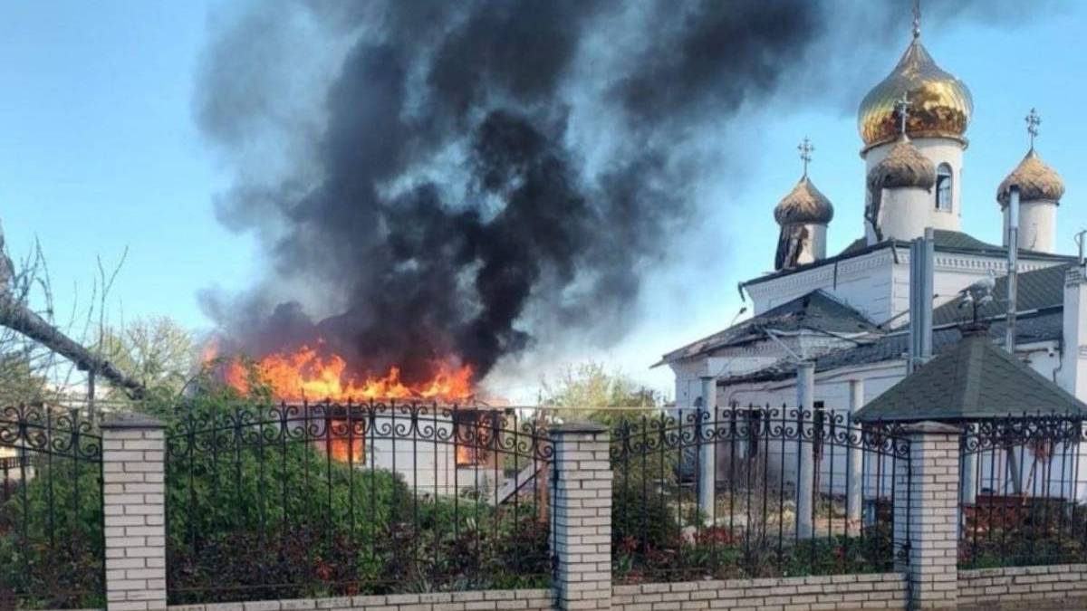 Пожежа біля будівлі храму у Вільнянську після російського удару 4 травня 2026 року