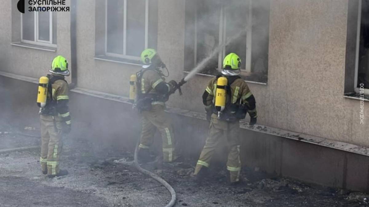 Рятувальники ДСНС ліквідують пожежу у двоповерховій будівлі Запоріжжя 4 травня 2026