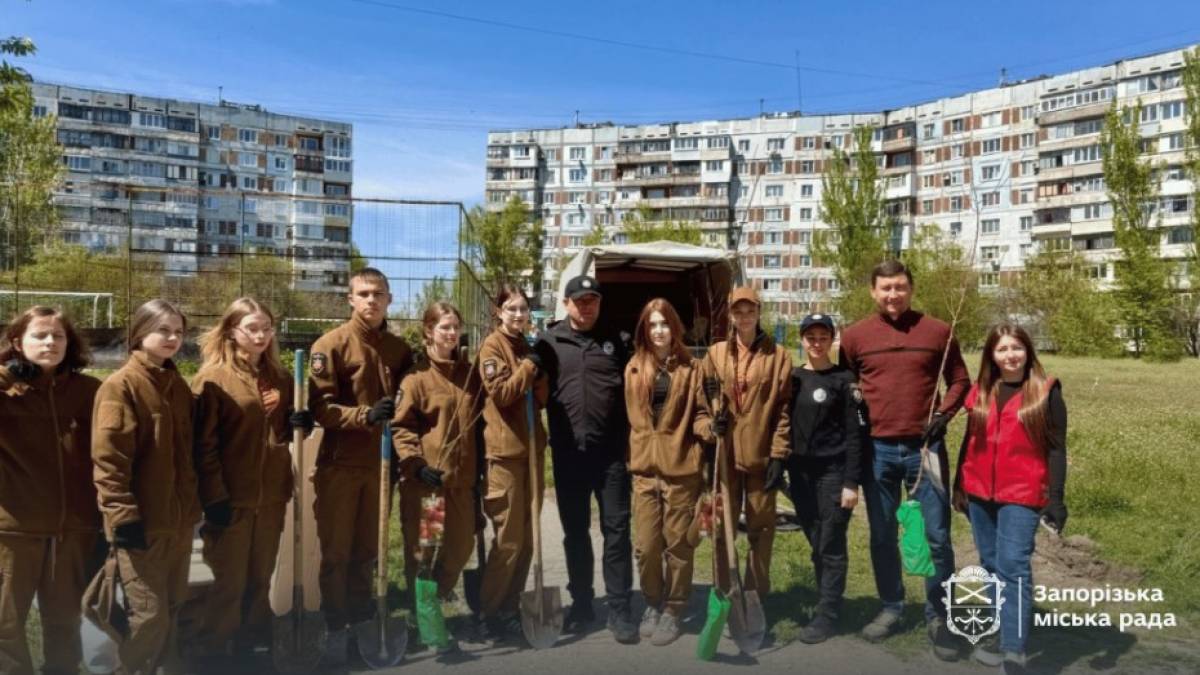 Учасники юнацького руху «Байда» висаджують дерева у Хортицькому районі Запоріжжя, травень 2026 року