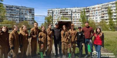 Учасники юнацького руху «Байда» висаджують дерева у Хортицькому районі Запоріжжя, травень 2026 року