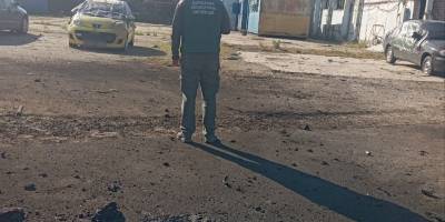 Фахівці екологічної інспекції обстежують постраждалу від обстрілу територію у Запоріжжі, травень 2026 року