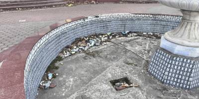 Занедбаний фонтан із сміттям на вулиці Поштовій 69 в Олександрівському районі Запоріжжя, травень 2026 року