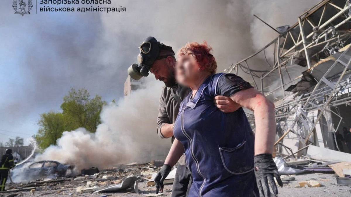 Последствия авиаудара рф по Запорожью 5 мая 2026 года — горят автомобили и здания