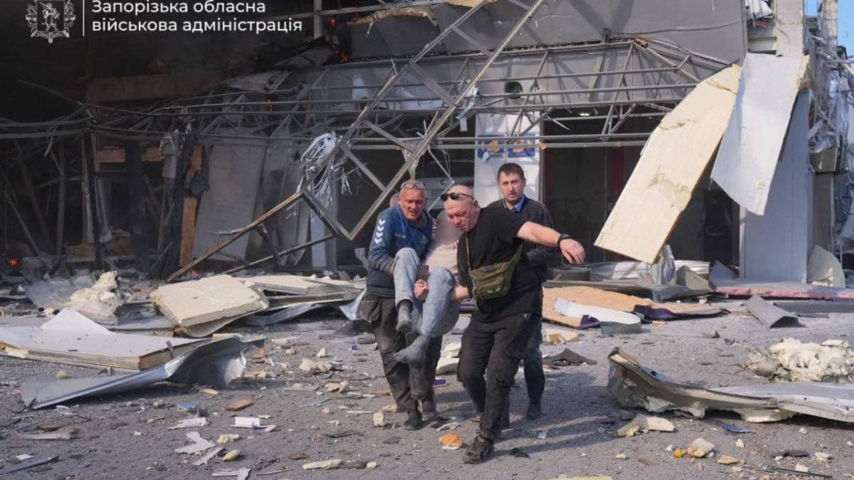 Последствия авиаудара рф по Запорожью 5 мая 2026 года — горят автомобили и здания