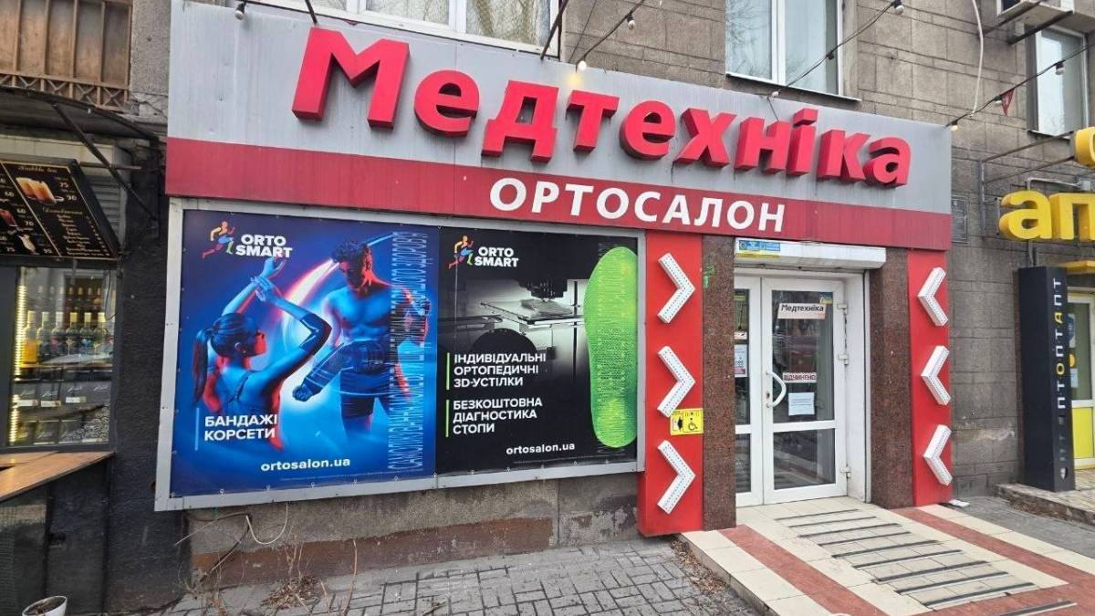 Пам’ятку архітектури на головному проспекті Запоріжжя звільнили від реклами