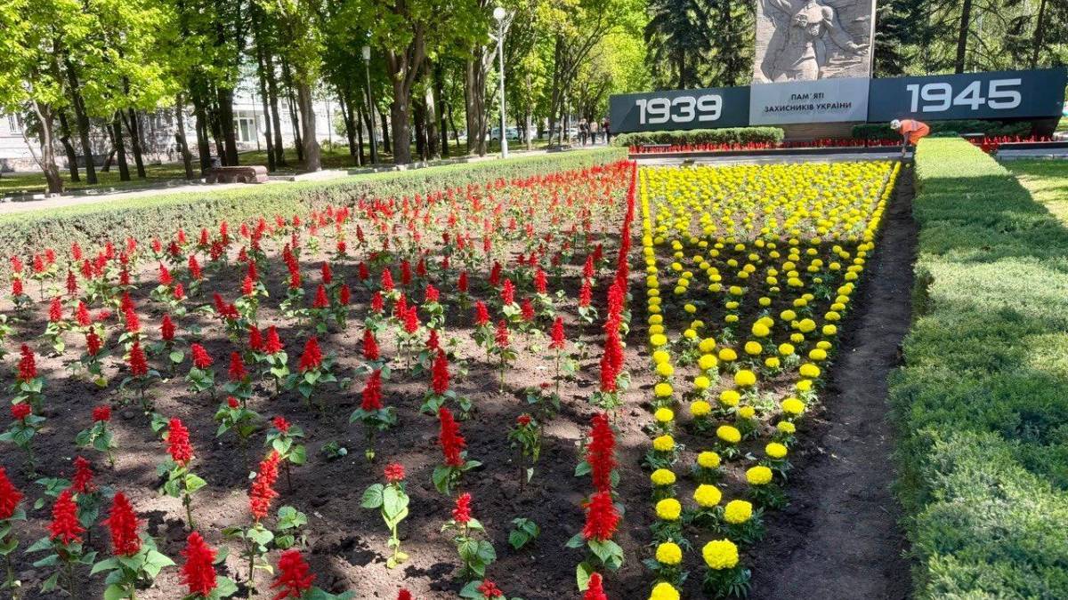 На центральній клумбі Запоріжжя висадили 15,5 тисячі квітів