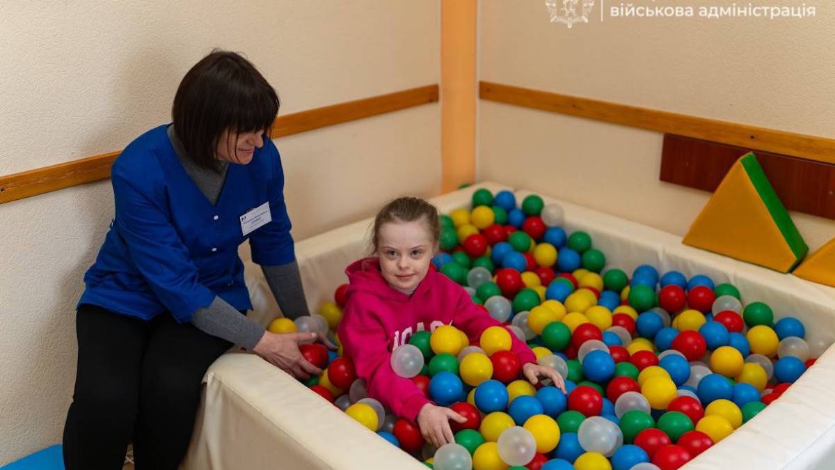 Центр ментального здоров’я для дітей у Запоріжжі, дитина займається з фахівцем у сенсорній кімнаті