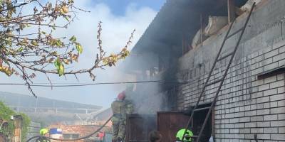 Місце пожежі в гаражі та господарській споруді у Запоріжжі; рятувальники ДСНС