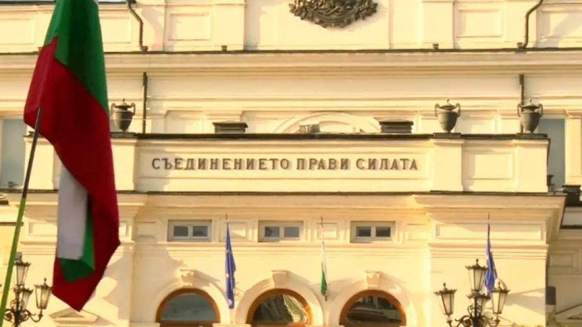 Парламент Болгарії затвердив новий уряд на чолі з експрезидентом Радевим