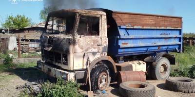 Рятувальники ДСНС Запоріжжя ліквідують пожежу після російського обстрілу 9 травня