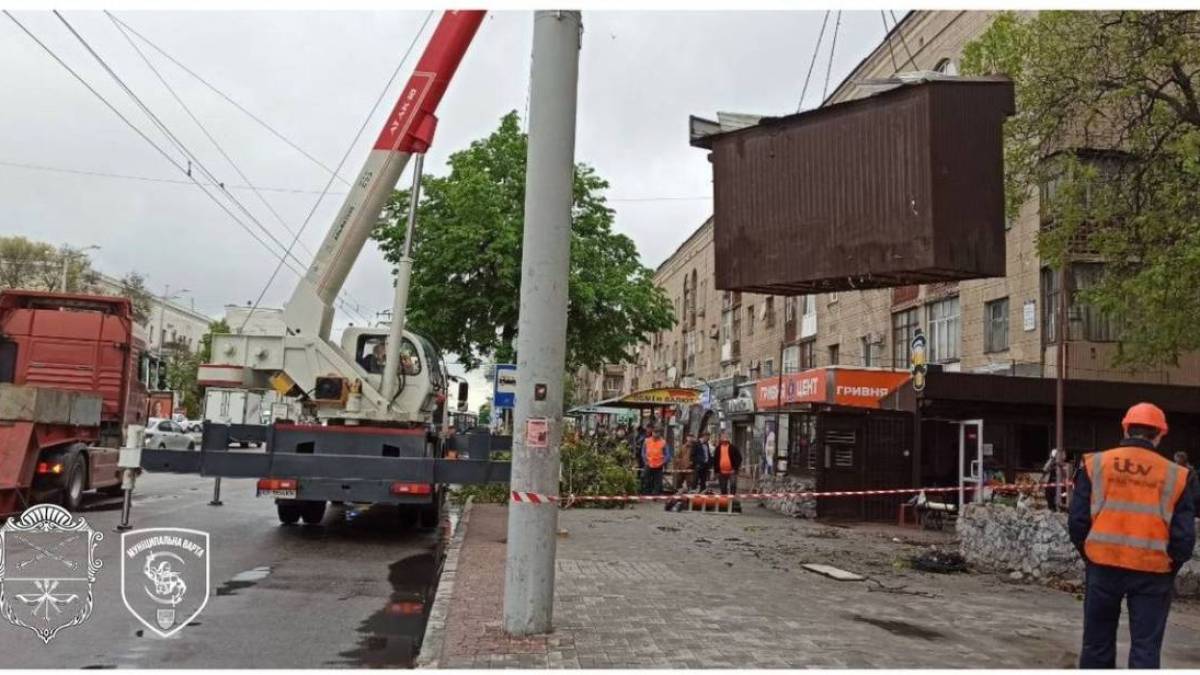 У центрі Запоріжжя демонтують незаконно встановлені торгові кіоски