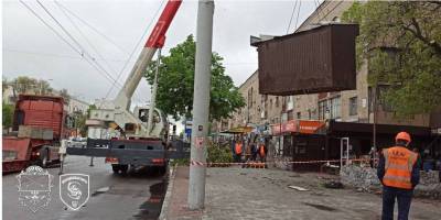 У центрі Запоріжжя демонтують  незаконно встановлені торгові кіоски 