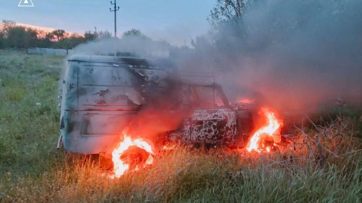 Рятувальники ДСНС гасять пожежу автомобілів у передмісті Запоріжжя після ворожого обстрілу
