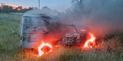Рятувальники ДСНС гасять пожежу автомобілів у передмісті Запоріжжя після ворожого обстрілу