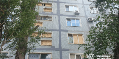 Пошкоджений багатоквартирний будинок у Вознесенівському районі Запоріжжя після ворожої атаки
