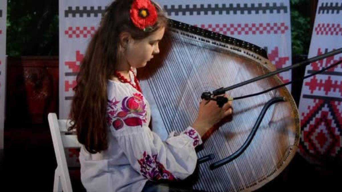 День вишиванки та музика бандури у квітучому саду