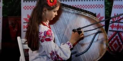 День вишиванки та музика бандури у квітучому саду