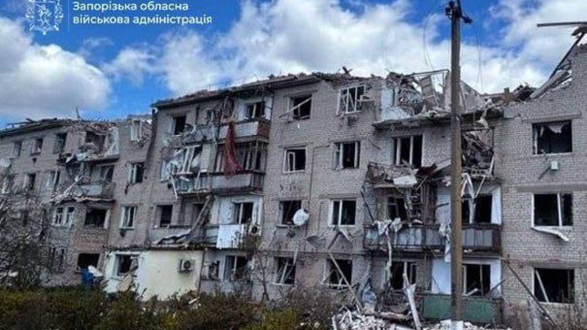 Наслідки ворожого обстрілу в Запорізькій області, пошкоджена будівля на тлі диму